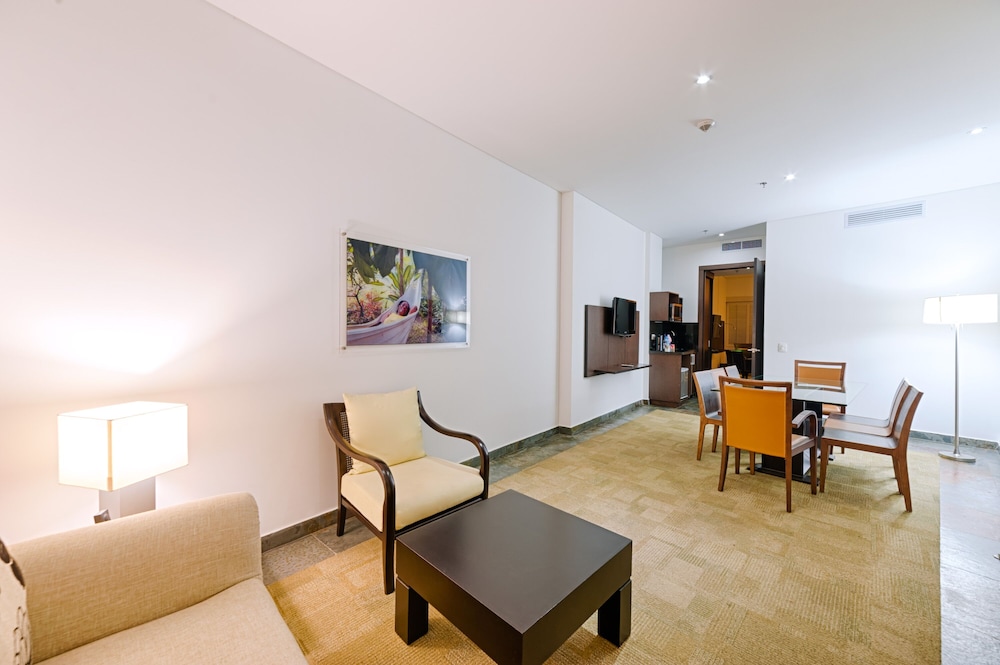 Premium Suite, 1 King Bed - Photo 2