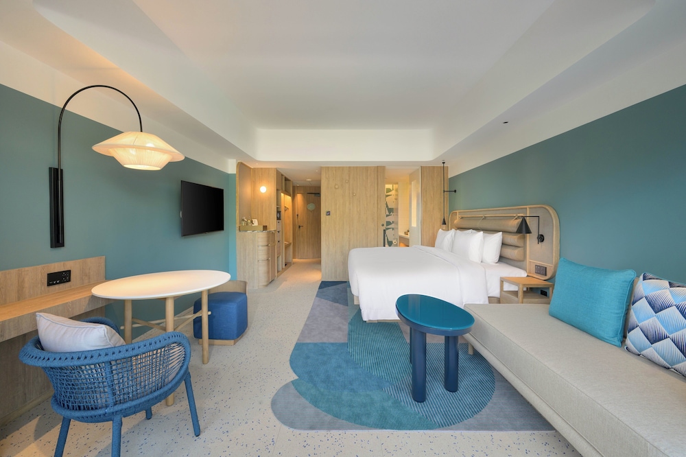 Premium Room, 1 King Bed, Pool View (Deluxe) - Photo 3