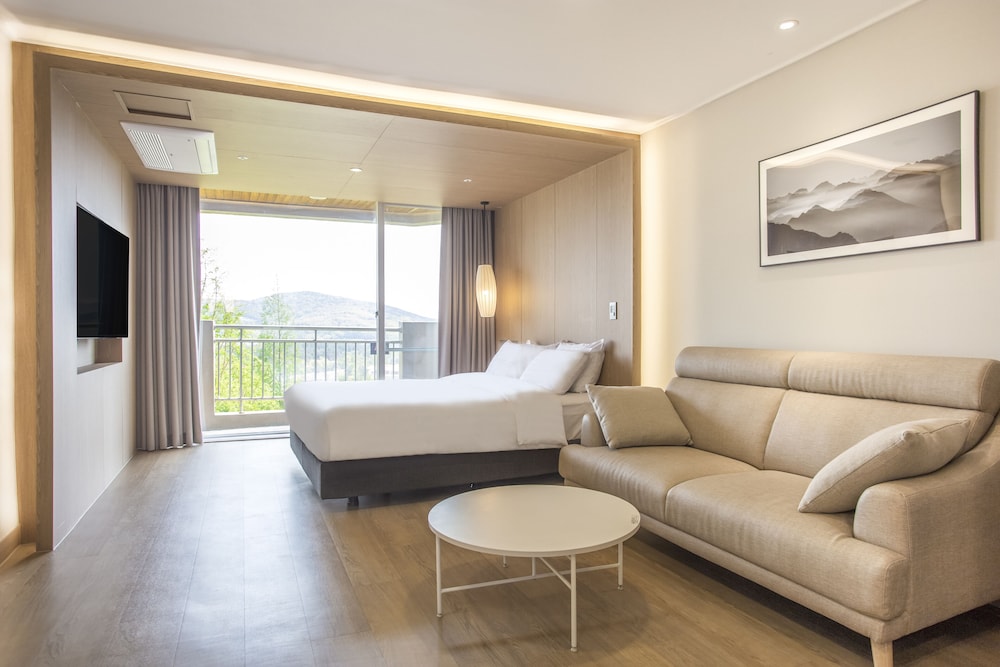 [Only Foreigner] Visit Korea Giveaway - Kensington Studio (Remodeling Room / No Kitchenette)