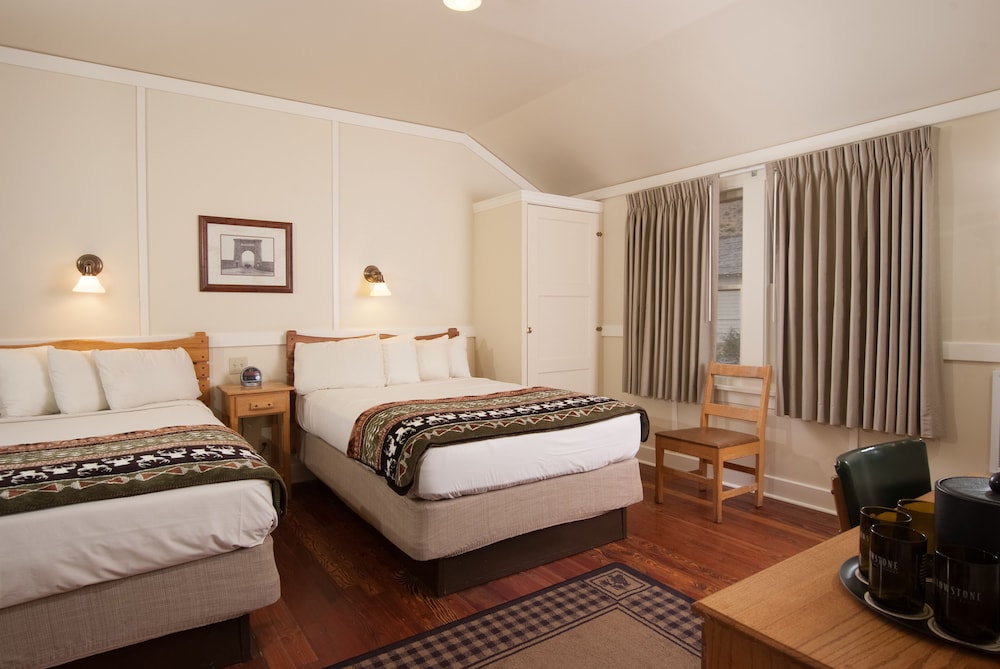 Cabin 2- Room Unit / 1 Queen / 2 Double / No Bath