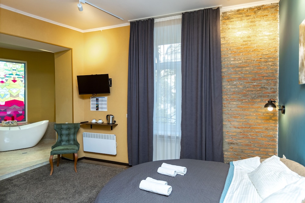Luxury Double Room, 1 King Bed, Non Smoking, Bathtub photo 1