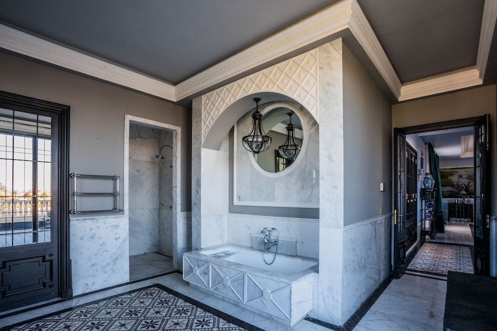 Senior Suite - Photo 11