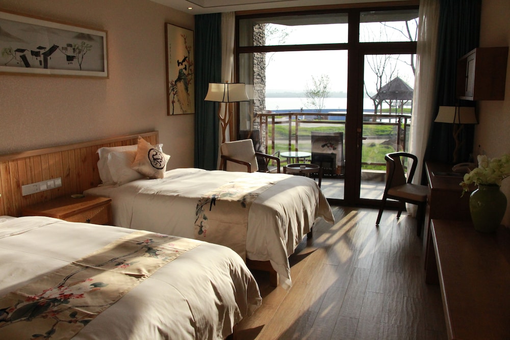 Deluxe Double or Twin Room with Lake View