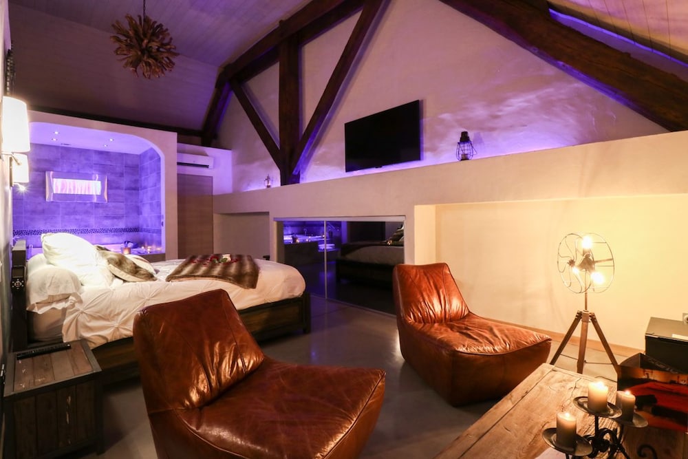 Romantic Suite, Hot Tub (La Vintage)