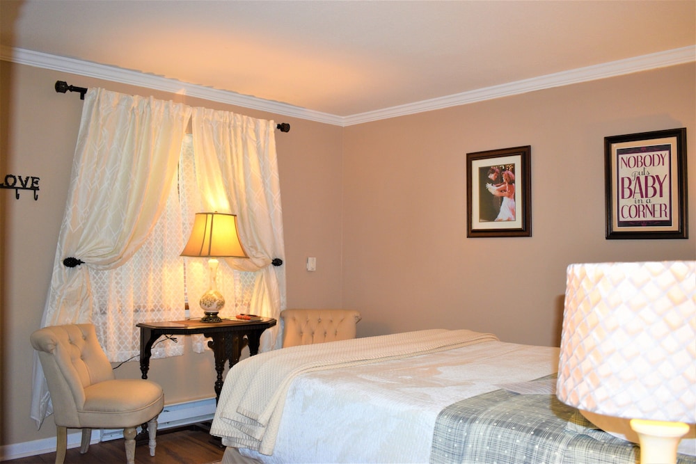 Romantic Room, 1 Queen Bed, Ground Floor (Pet Friendly) photo 3