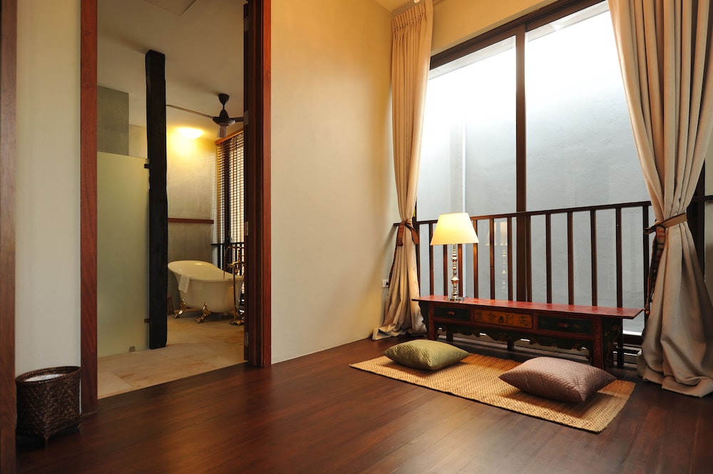 Deluxe Room, 1 King Bed, Canal View photo 2
