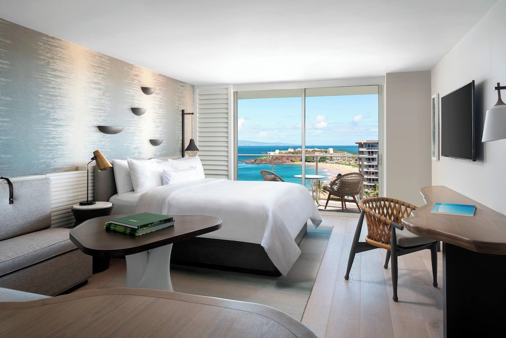 Club Room, 1 King Bed With Sofa Bed, Roll-in Shower (mobility Accessible, Hokupa'a Tower)