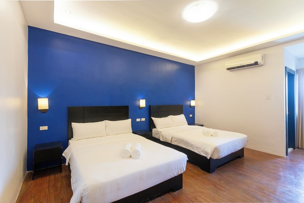 Deluxe Double Room, 2 Double Beds, Non Smoking, Private Bathroom