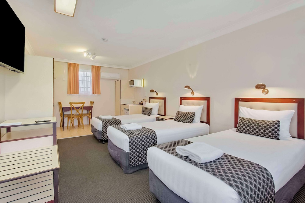 Room, 3 Twin Beds - Photo 1