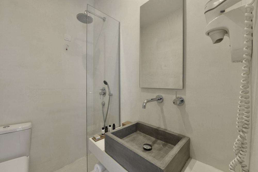 Master Suite with Jetted Tub & Sea View photo 3