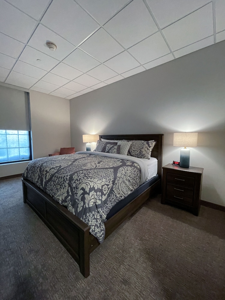 Standard Single Room, 1 King Bed photo 1