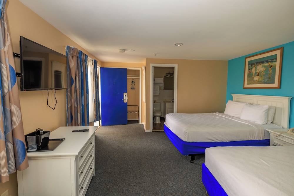 Oceanfront, 2 Rooms, 2 Queen and 1 Queen Murphy Bed, Balcony photo 1