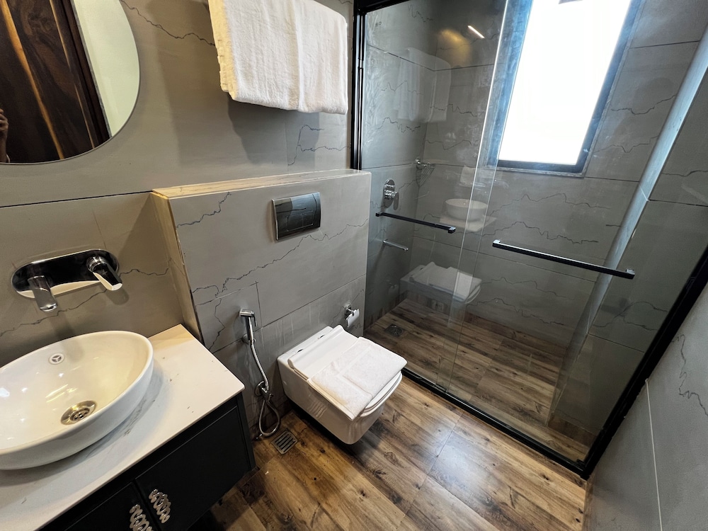 Executive Twin Room, Balcony - Photo 3