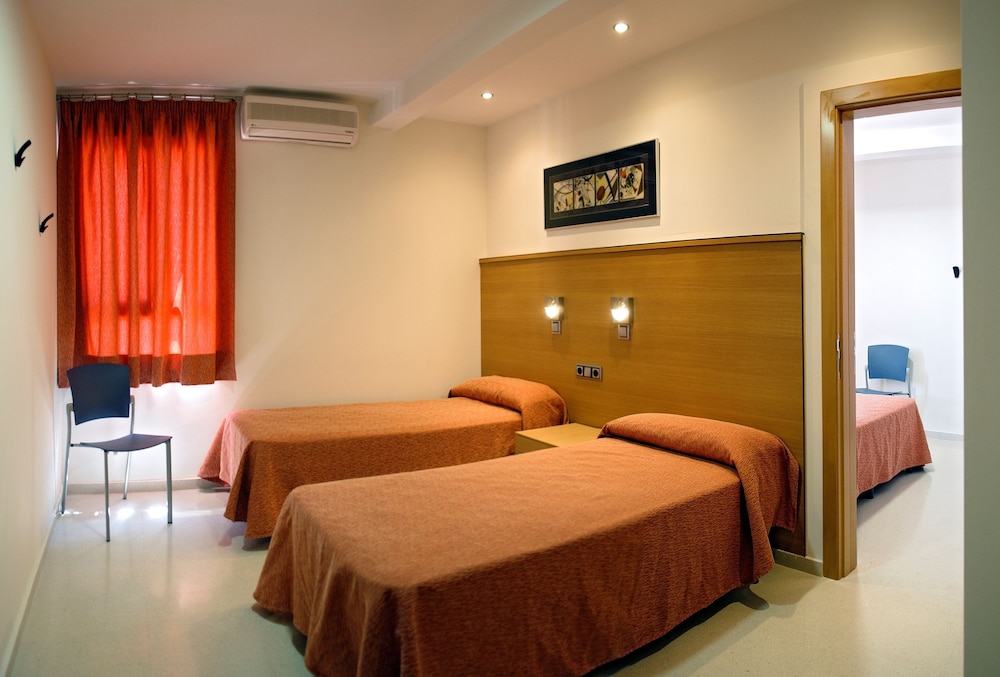 One Bed In A Dorm Room  With Shared Bathroom