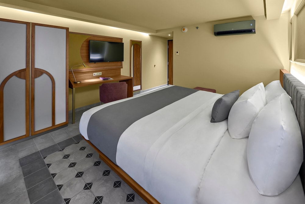 Room, 1 King Bed - Photo 8