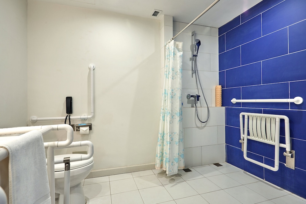 Room, 1 King Bed, Accessible photo 2
