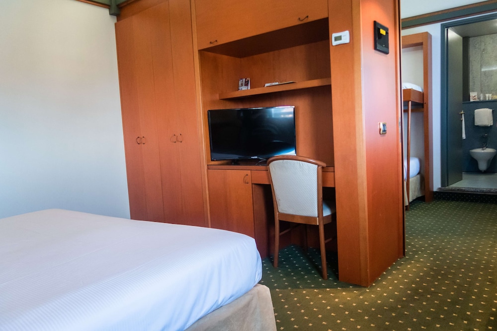 Superior Quadruple Room - Photo 1