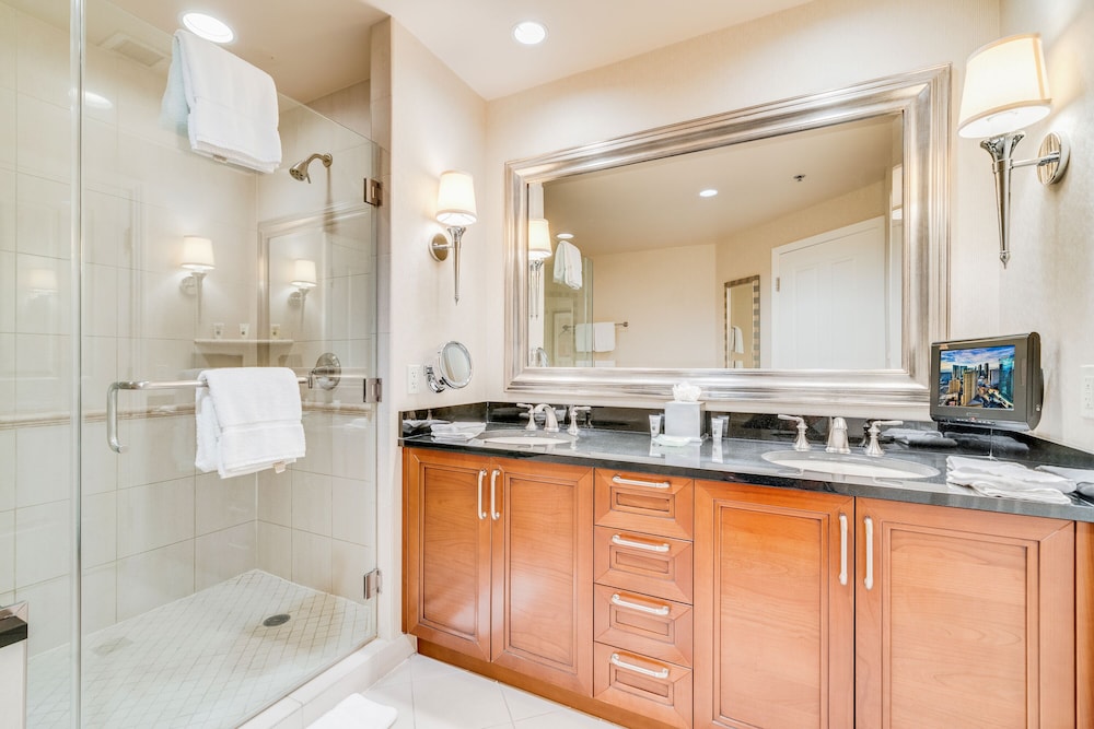 Elite Signature 2-BR Penthouse Suite with Balcony & Jetted Tub - Photo 14