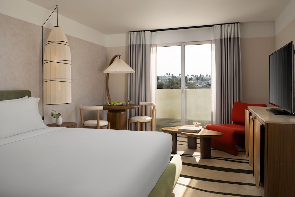 Deluxe Room, 2 Queen Beds, Partial Ocean View (Balcony)
