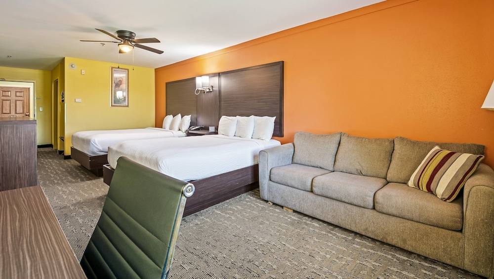 Room, Multiple Beds, Non Smoking, Refrigerator & Microwave photo 3