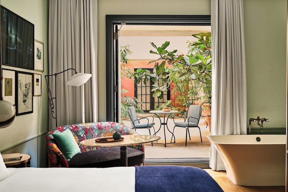 Room, 1 King Bed, Courtyard View (Patio)