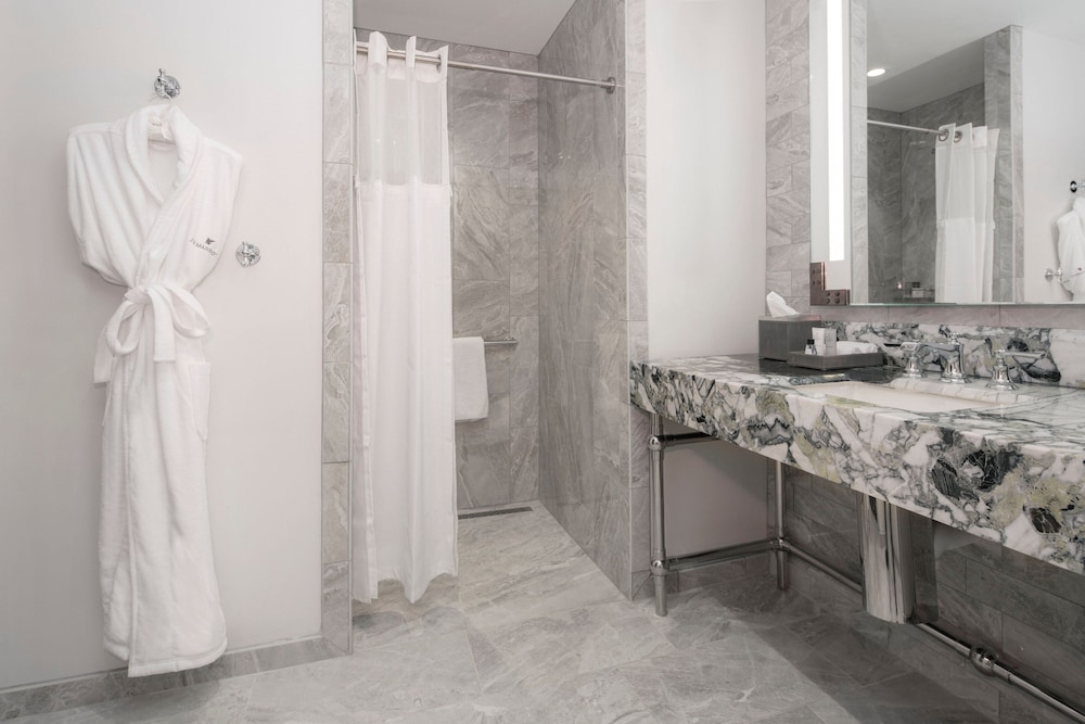 Room, 1 King Bed (Mobility Accessible, Roll-In Shower) thumbnail 5