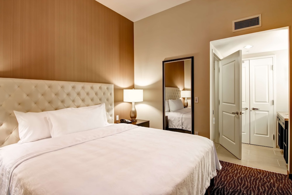 King, Suite, Multiple Beds, Accessible, Jetted Tub photo 1