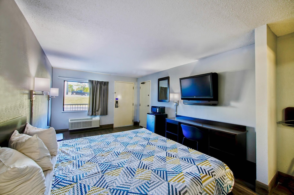 Deluxe Room, 1 King Bed, Non Smoking, Refrigerator & Microwave - Photo 4