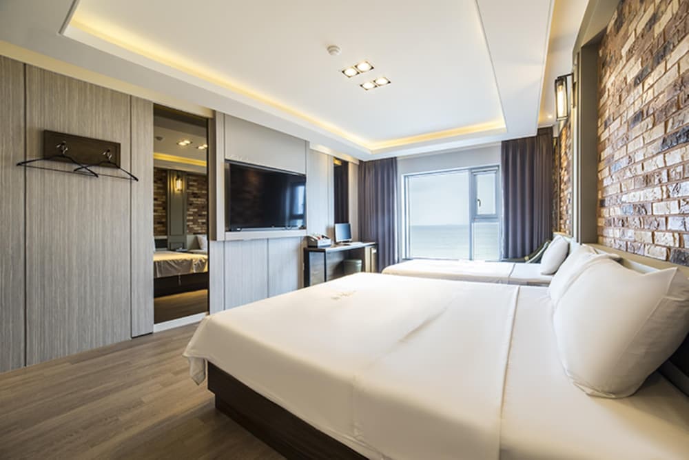 Deluxe Twin Room, Multiple Beds, Non Smoking, Ocean View - Photo 1