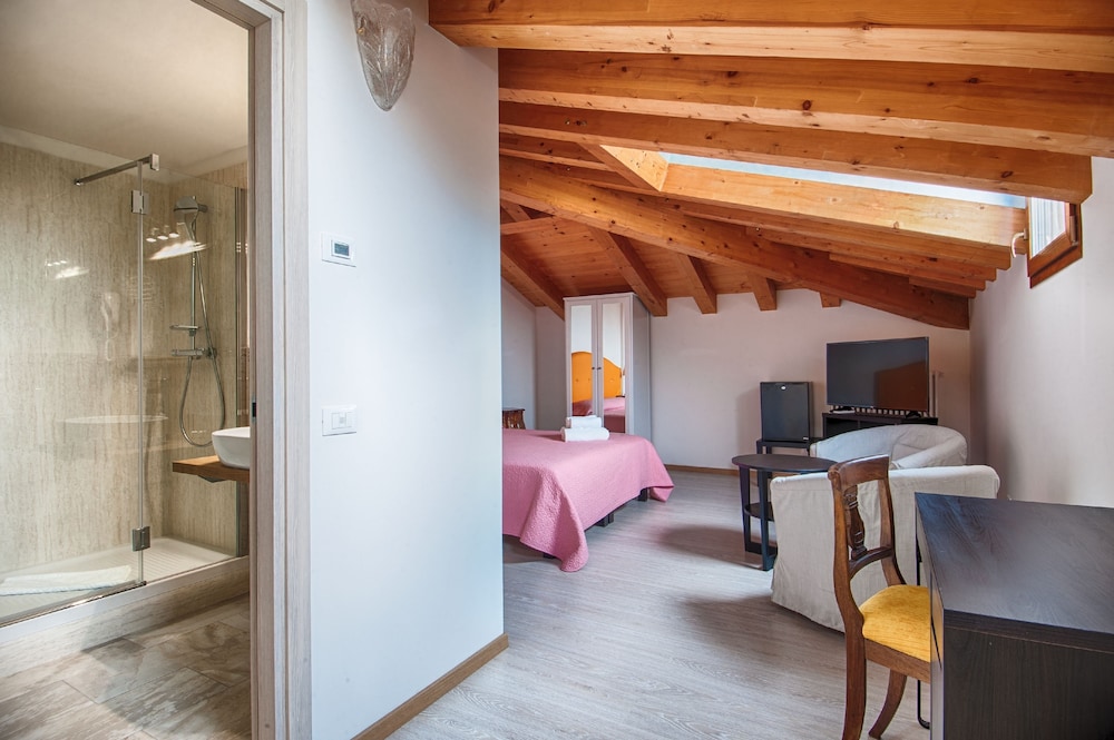Standard Double Room thumbnail 5