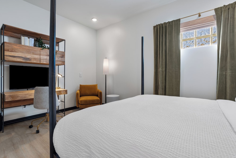 Standard Room, 1 King Bed, Accessible photo 3