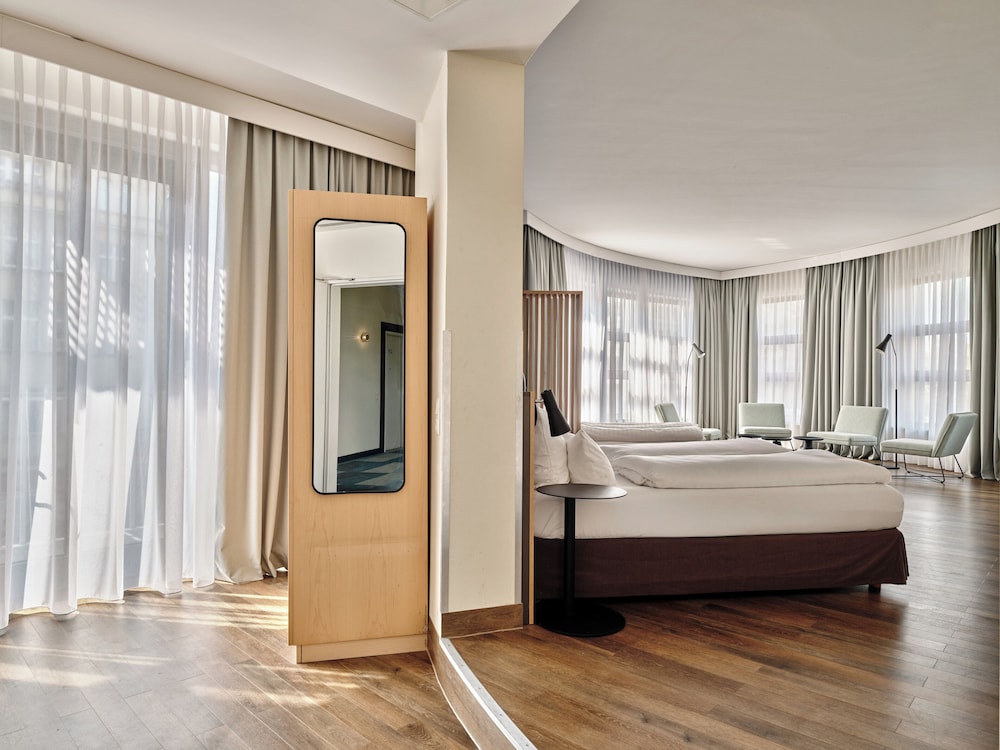 Family Room, 2 Queen Beds, Balcony (Premium)