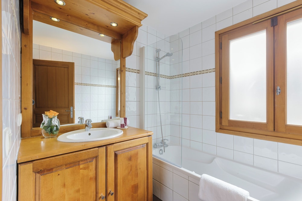 Family Apartment, Multiple Bedrooms (Vallorcine Buet 53 ski in / ski out) Family Apartment, Multiple Bedrooms (Vallorcine Buet 53 ski in / ski out)