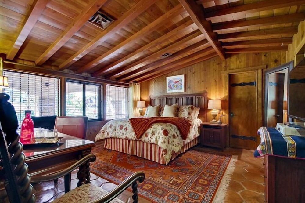 Deluxe Room, 1 King Bed (Bordeau) photo 1