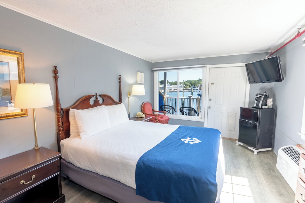 1 Queen Bed, Pets Allowed, Partial Ocean View
