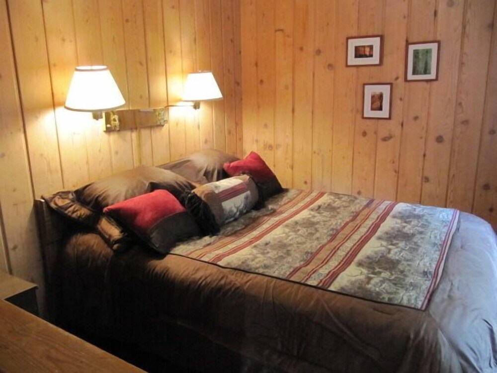 Fireplace Cabin #6, 2 Bdrm, Ktchn, Jetted Tub photo 1