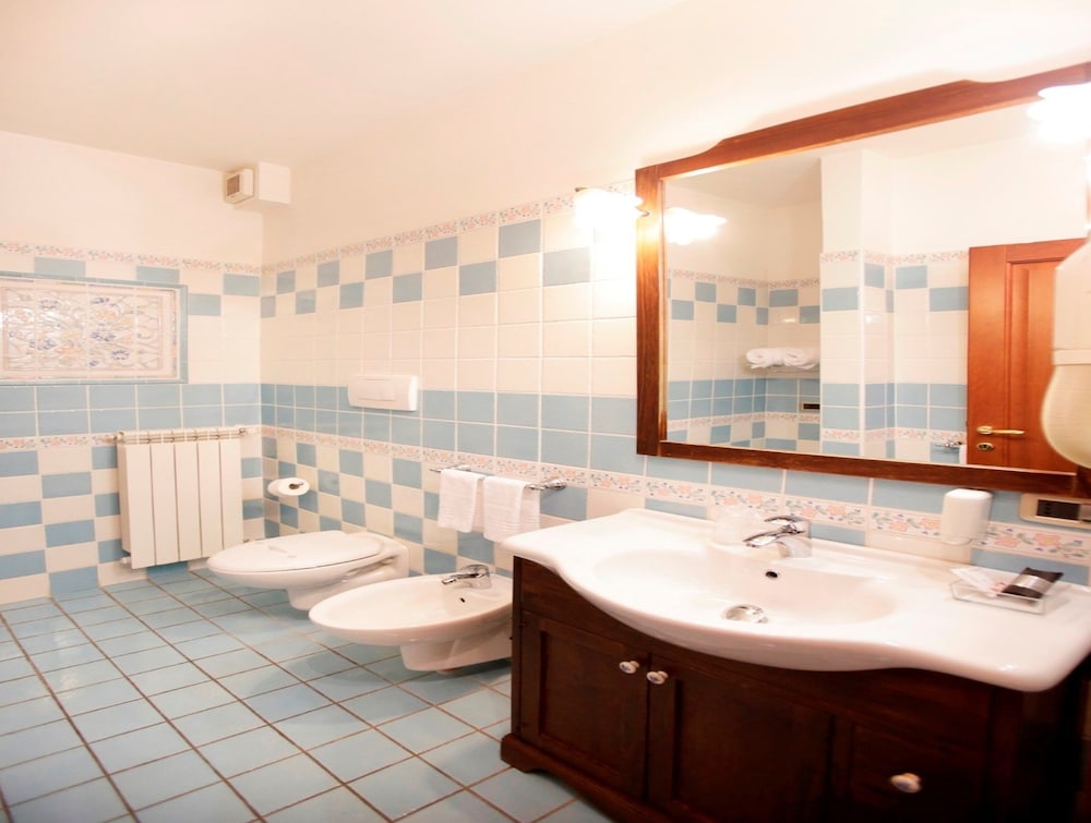 Economy Room, 1 Queen Bed, Private Bathroom photo 2