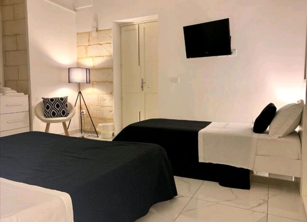 Grand Apartment, 2 Bedrooms, Ground Floor photo 2