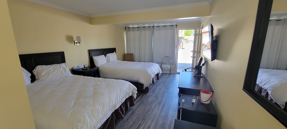 Standard Room, 2 Queen Beds photo 3