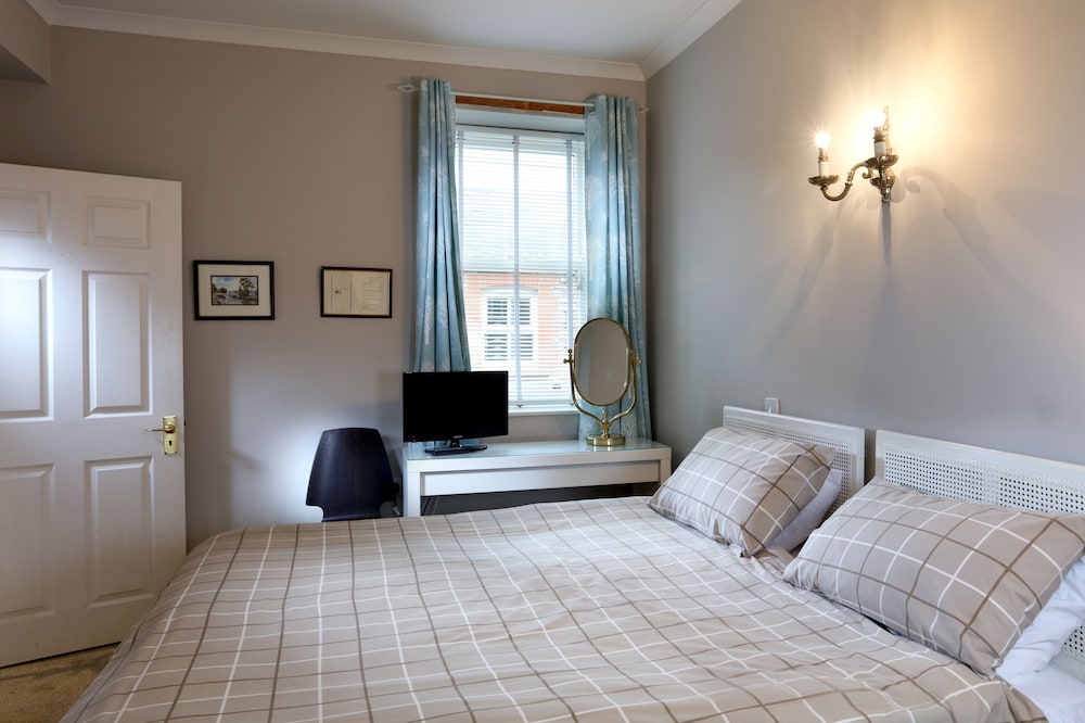 Standard Apartment, 1 Queen Bed, Kitchen, Courtyard View photo 2
