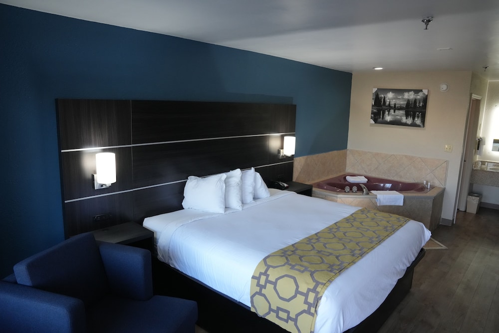 Deluxe Room, 1 King Bed, Non Smoking - Photo 6