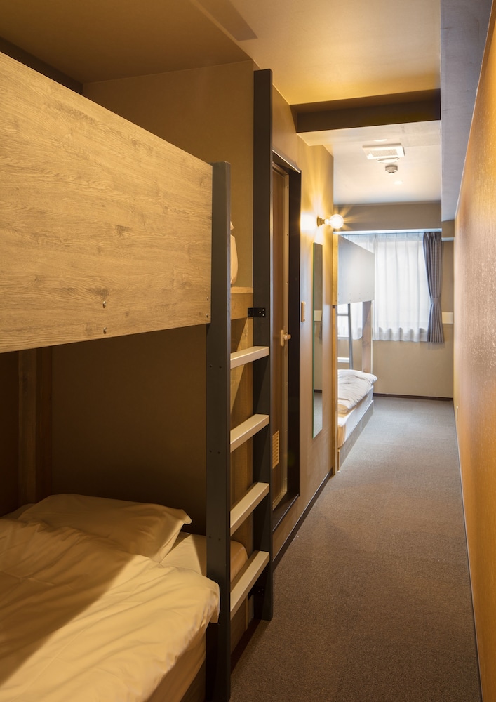 Quadruple Room Ensuite (2 Large Twin Bunk Beds) photo 3