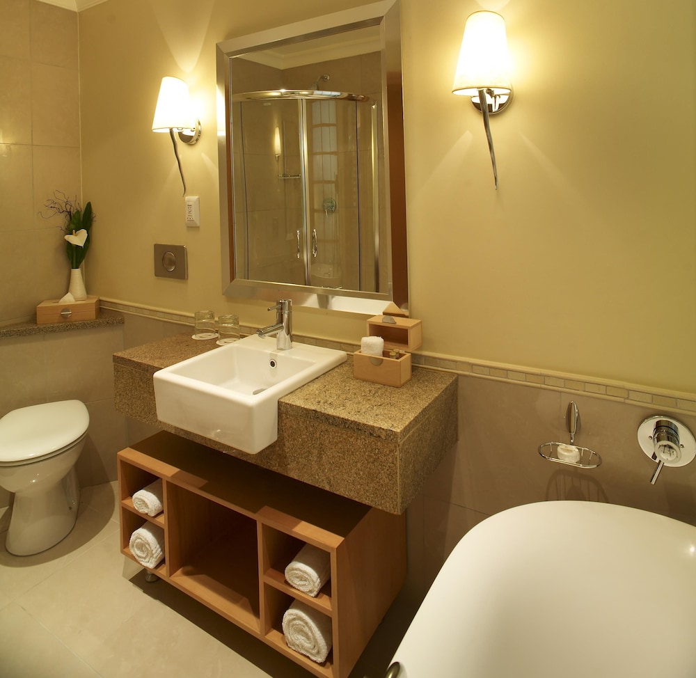 Superior Luxury Family Room - Photo 3