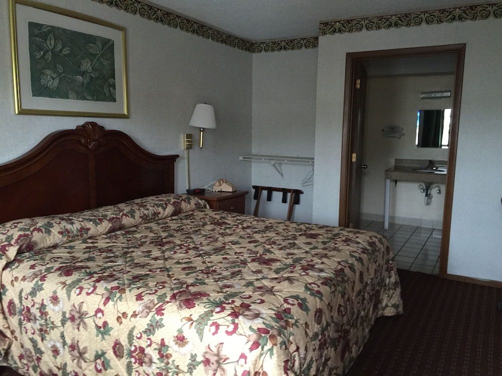 Standard Room, 1 King Bed, Non Smoking photo 2