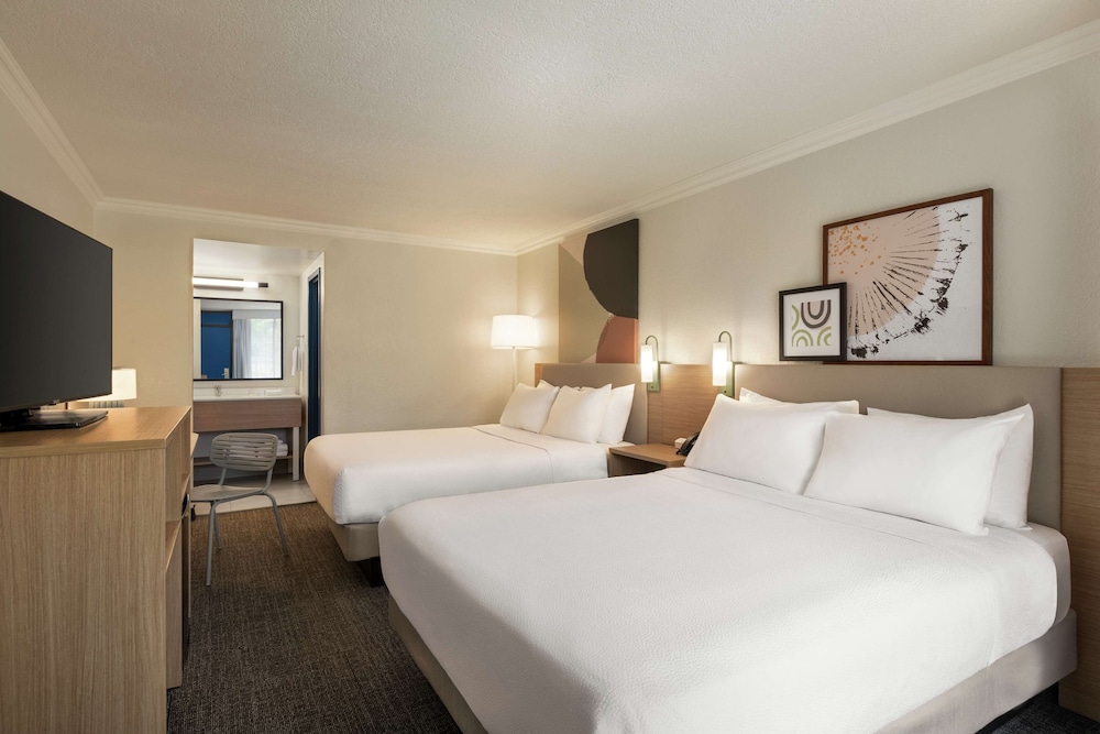 Room, 2 Queen Beds, Accessible (Mobility & Hearing, Roll-In Shower)