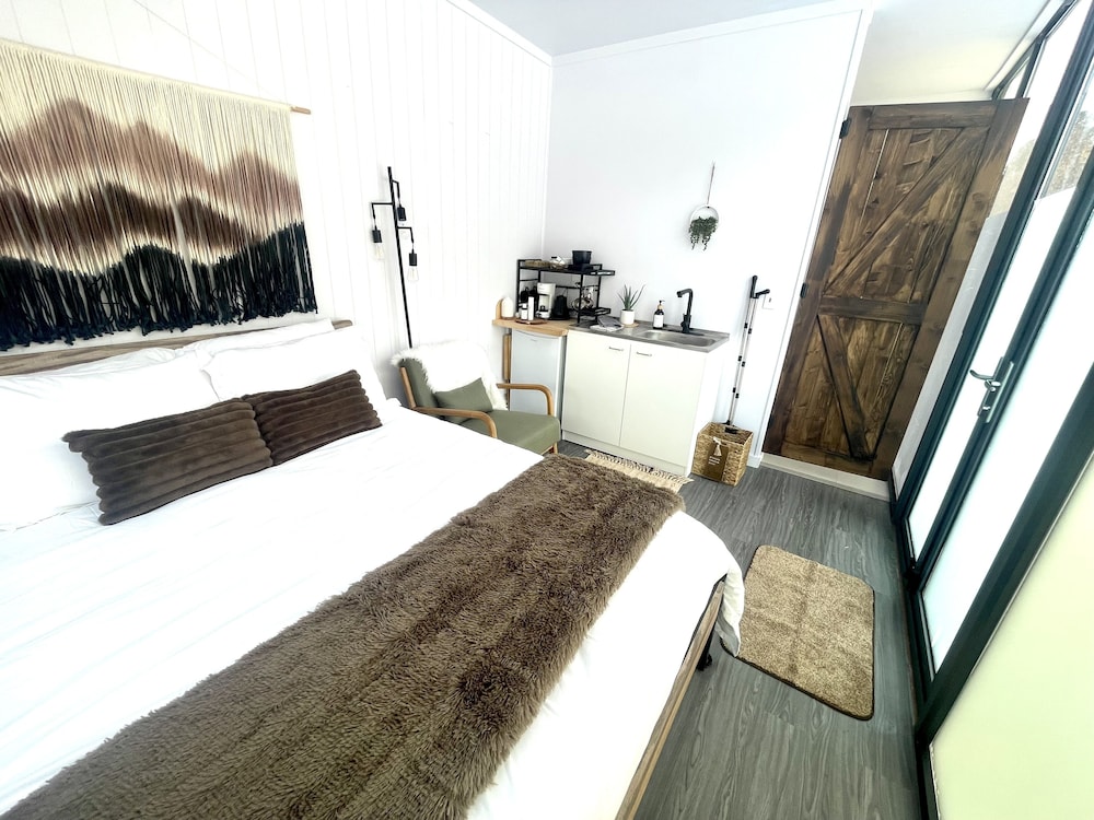 WYLD Glass Cave Glamping by Hot Springs Queen Studio photo 3