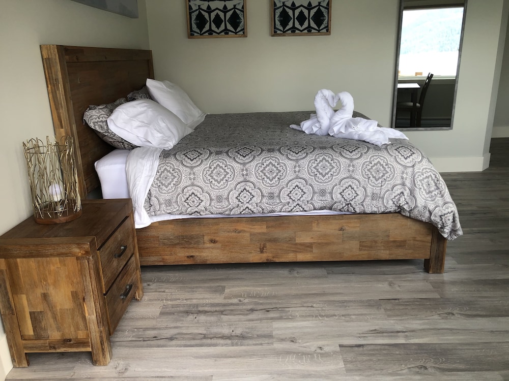 Suite, 1 King Bed, Accessible, Lake View photo 2