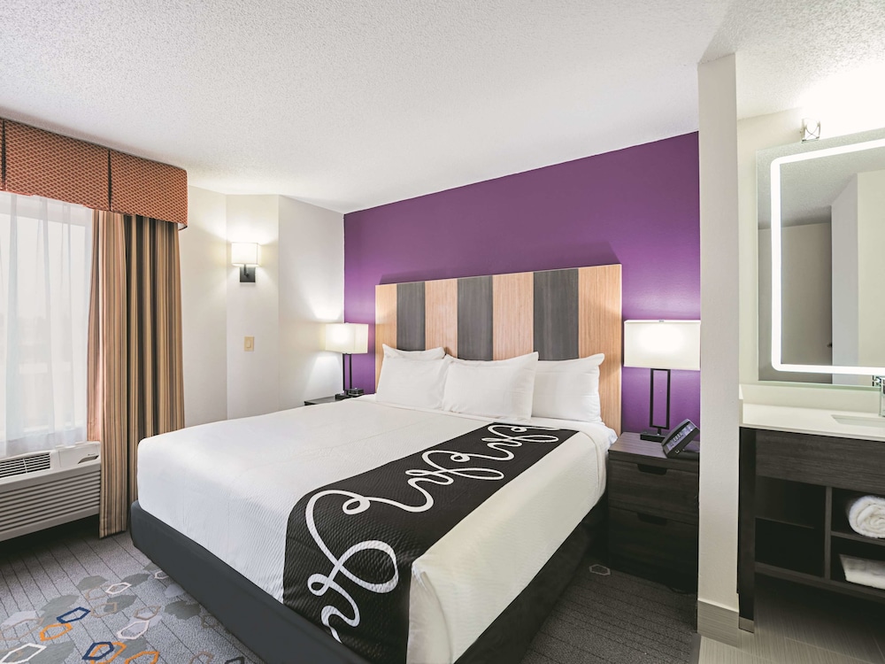 Suite, 1 Bedroom, Non Smoking (1 King Bed) photo 2