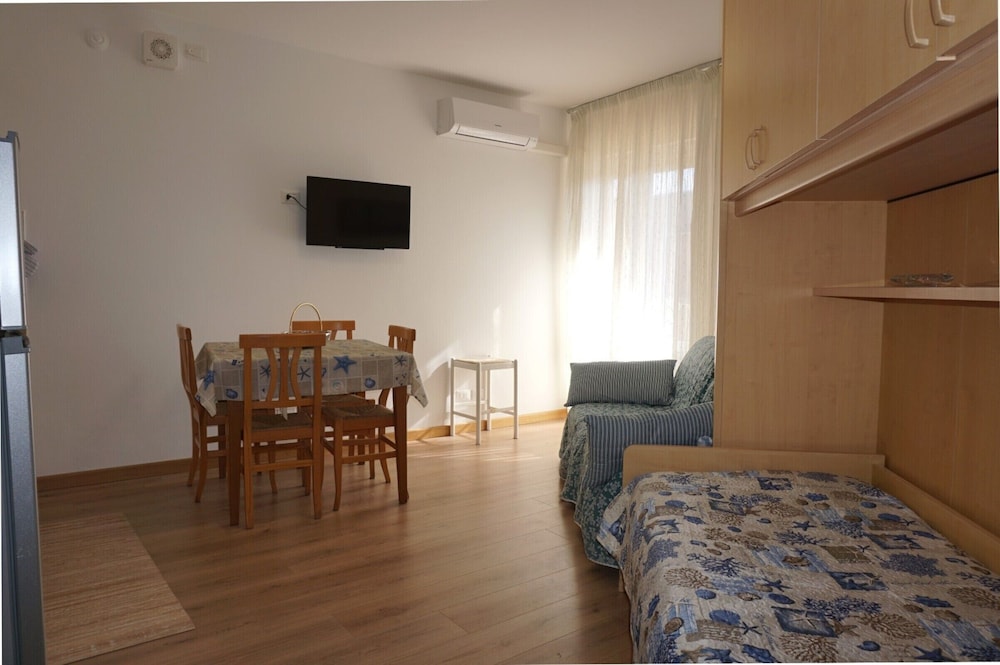 Studio, Multiple Bedrooms, Balcony photo 2