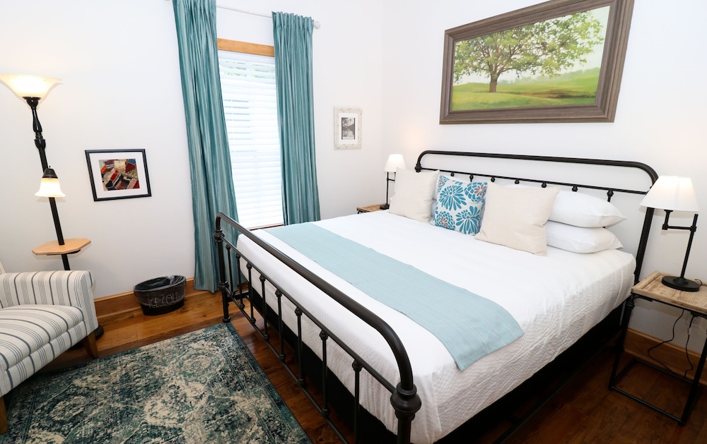 Melrose Cottage (Mills-Pound Cottages) Pet-Friendly